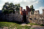 Biella - Il ricetto di Candelo, torre rotonda, con aperture rivolte verso l'interno, lungo il muro di cinta. 